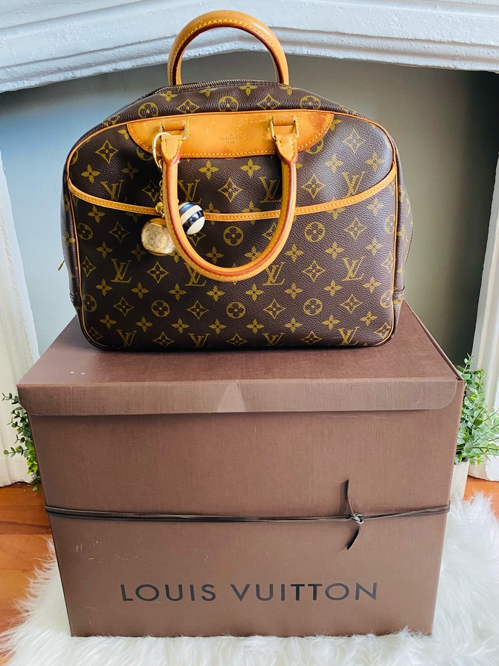 LOUIS VUITTON Monogram 1993 Deauville with certificate of authenticity.